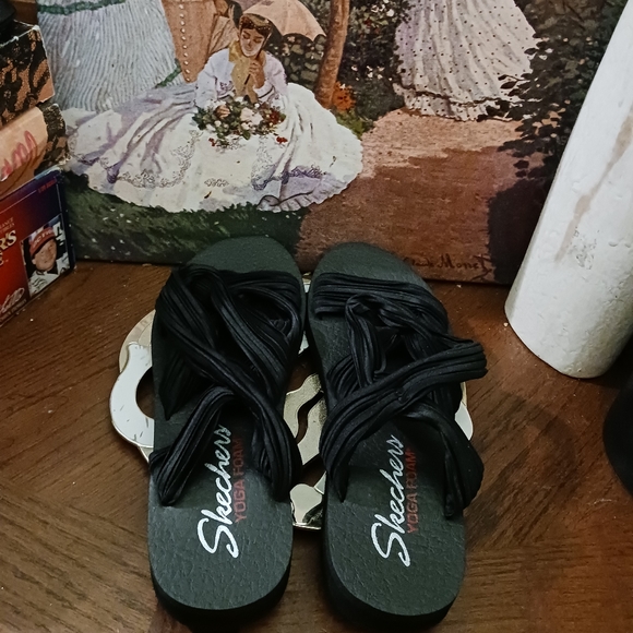 🆕Skechers♥️Black yoga comfortable Slippers on Sandals - Picture 8 of 8